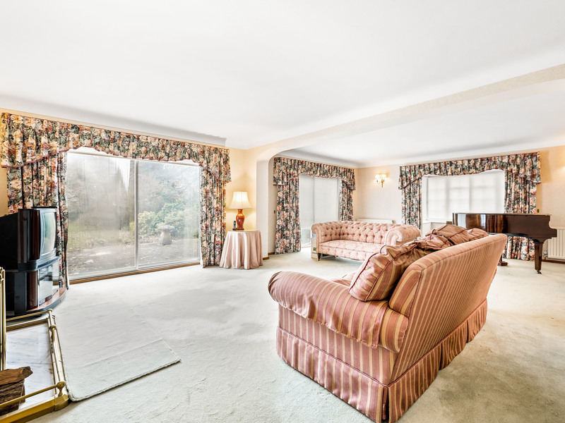 5 bed House - Detached For Sale in Crawley, West Sussex - 3