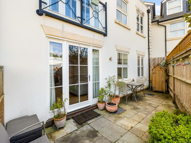 2 bed Apartment For Sale in Reigate, Surrey