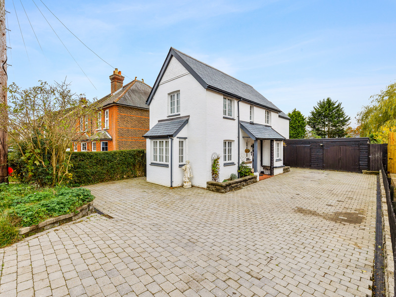 4 bed House - Detached For Sale in Horley, Surrey