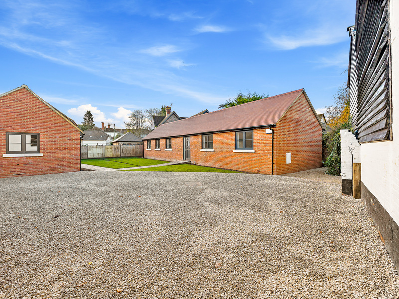 2 bed Bungalow - Detached For Rent in Horley, Surrey - 2