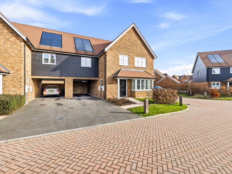 4 bed House - Semi For Sale in Horley, Surrey - 2