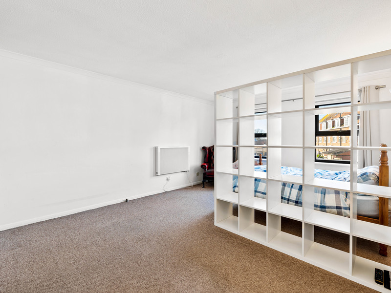 0 bed Studio For Rent in Horley, Surrey - 3