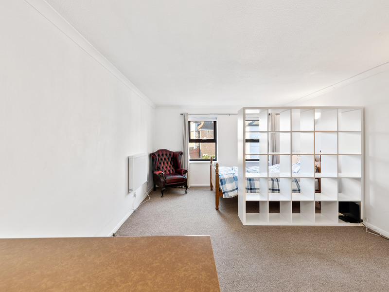 0 bed Studio For Rent in Horley, Surrey - 2