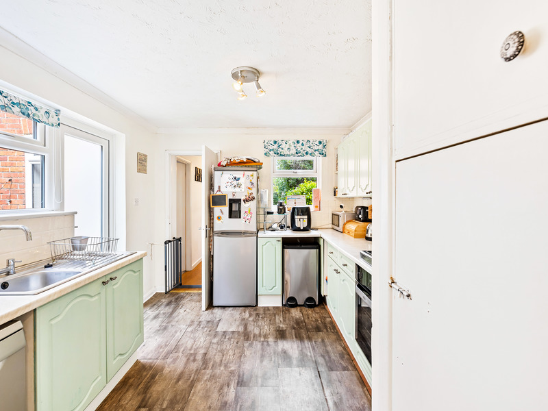 1 bed Maisonette For Sale in Woking, Surrey - 3