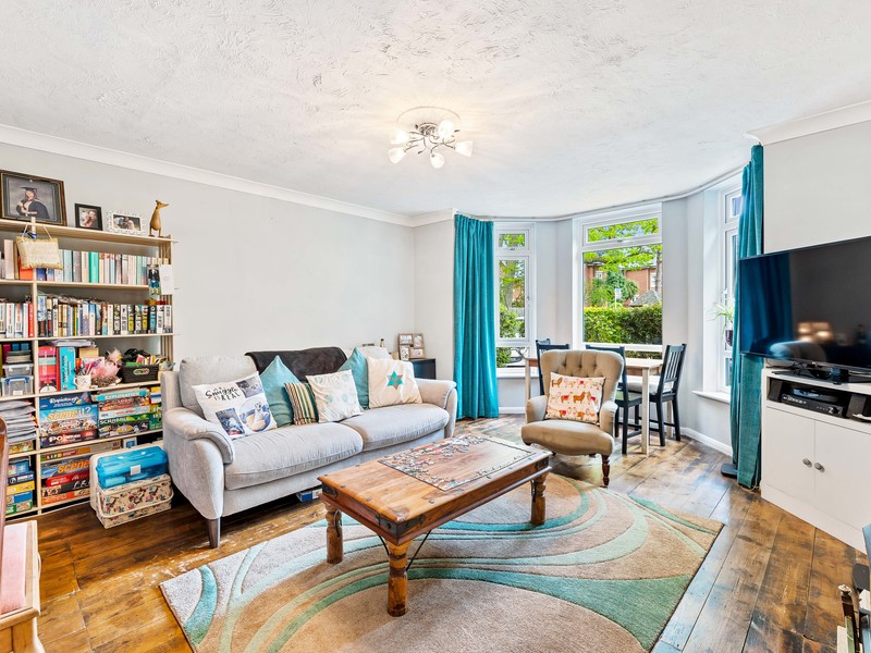1 bed Maisonette For Sale in Woking, Surrey - 2