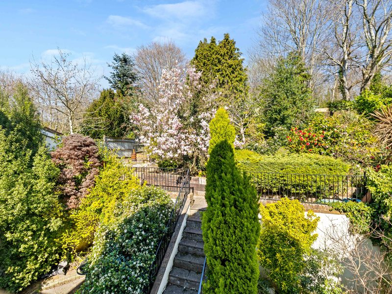 2 bed Apartment For Sale in Redhill, Surrey - 2