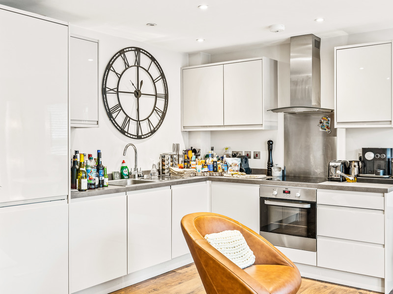 1 bed Apartment For Rent in Reigate, Surrey - 2