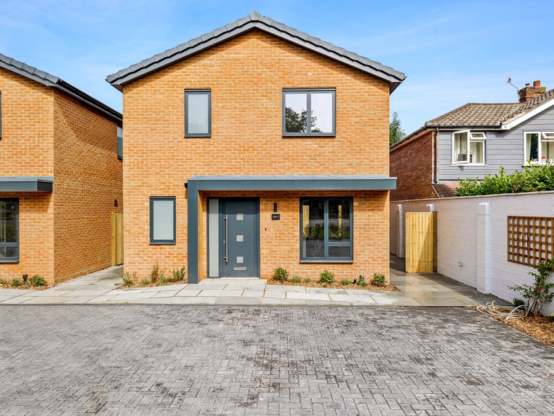 3 bed House - Detached For Sale in Horley, Surrey