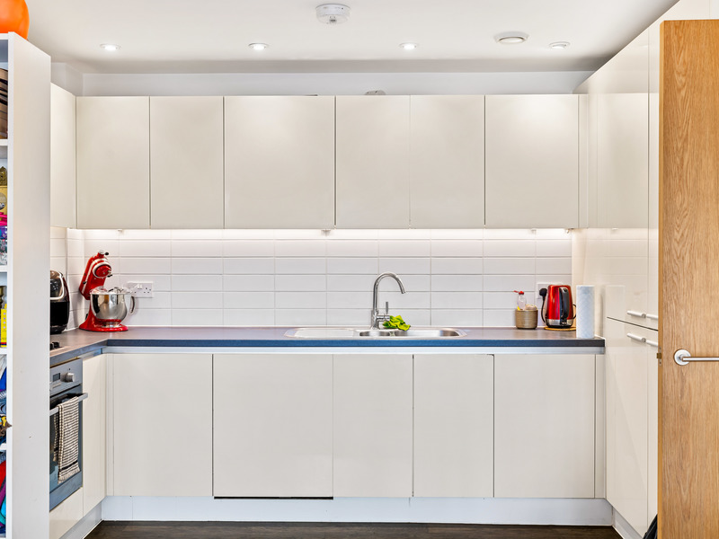 2 bed Apartment For Rent in Redhill, Surrey - 3