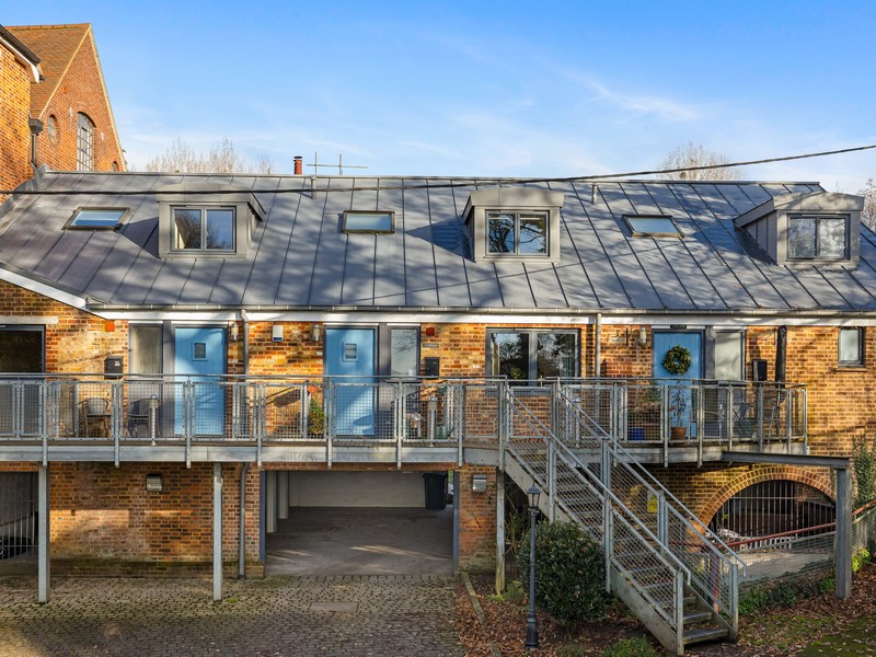 3 bed House - Mews For Sale in Dorking, Surrey