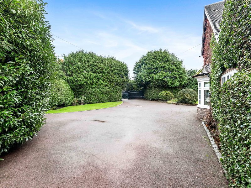 4 bed House - Detached For Sale in Horley, Surrey - 3