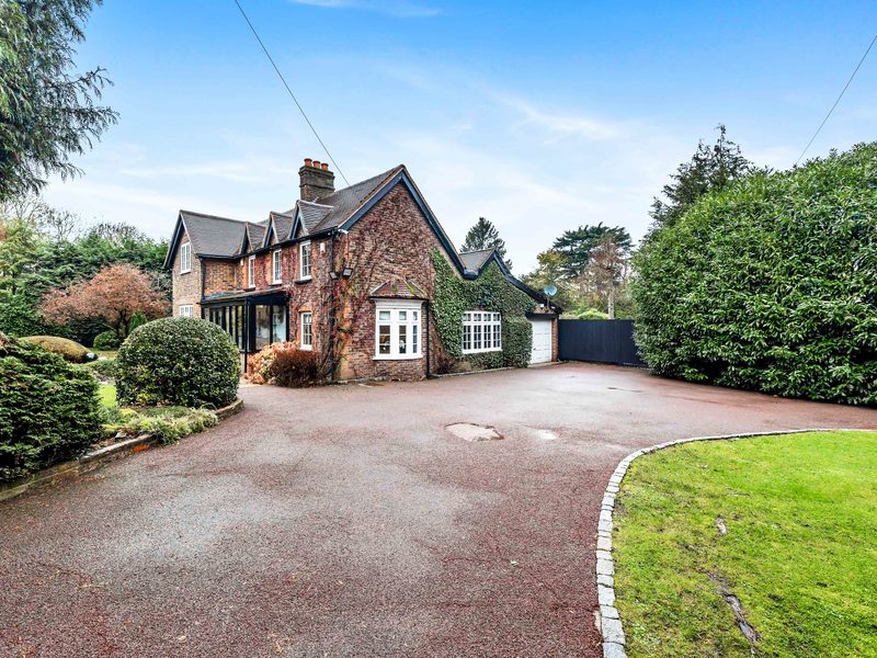 4 bed House - Detached For Sale in Horley, Surrey - 2