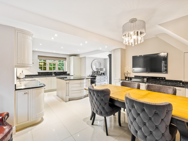 4 bed House - Detached For Sale in Horley, Surrey