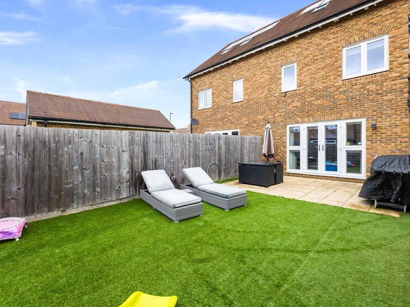 4 bed House - Semi For Sale in Horley, Surrey