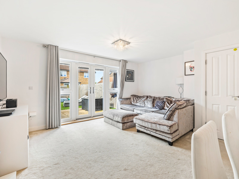 4 bed House - Semi For Sale in Horley, Surrey - 2