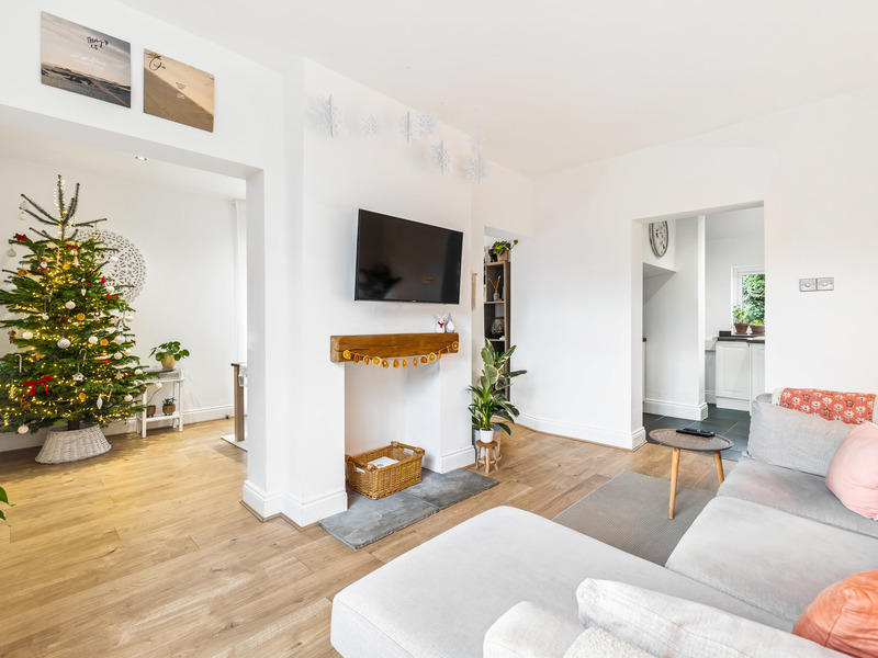 2 bed House - Semi For Sale in Horley, Surrey - 2