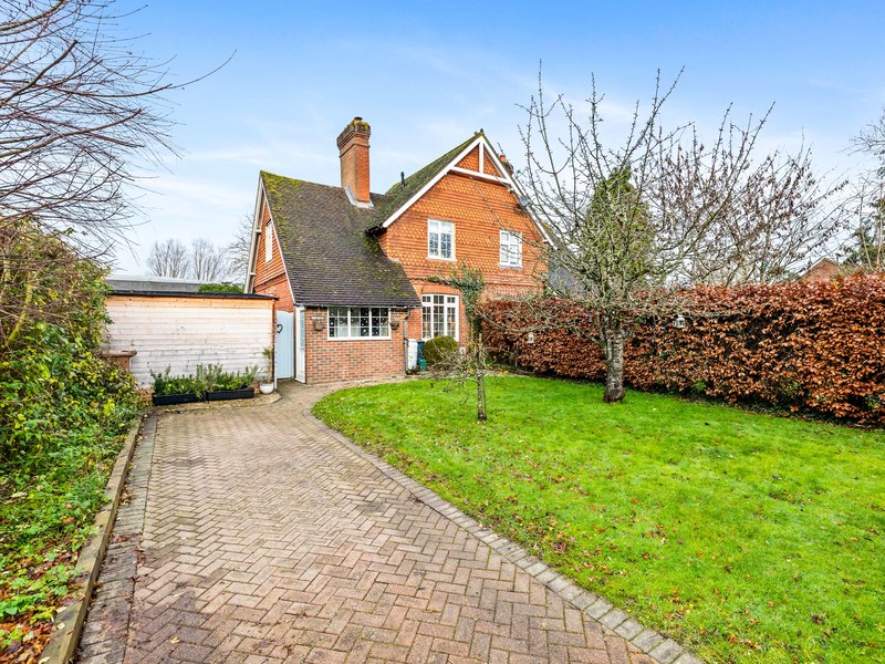 2 Bed House Semi For Sale in Horley