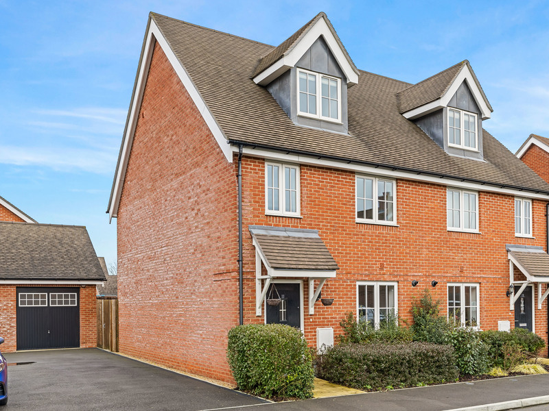 3 bed House - Semi For Sale in Horley, Surrey - 3