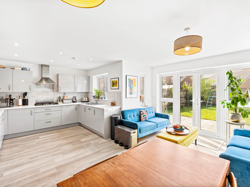 4 bed House - Semi For Sale in Horley, Surrey - 2