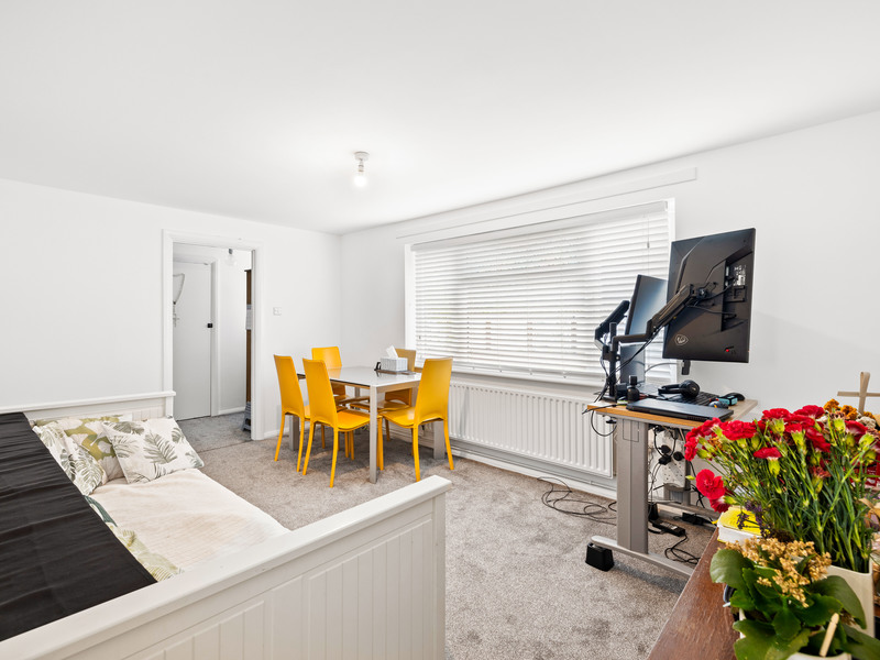 1 bed Apartment For Sale in Bramley, Surrey - 2
