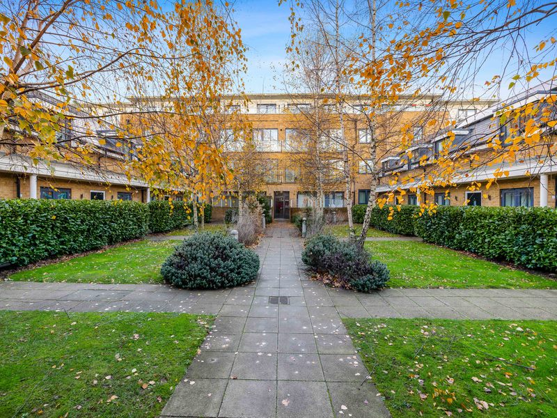2 bed House - End Terrace For Sale in Horley, Surrey