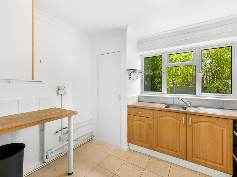 2 bed Apartment For Sale in Crawley, West Sussex