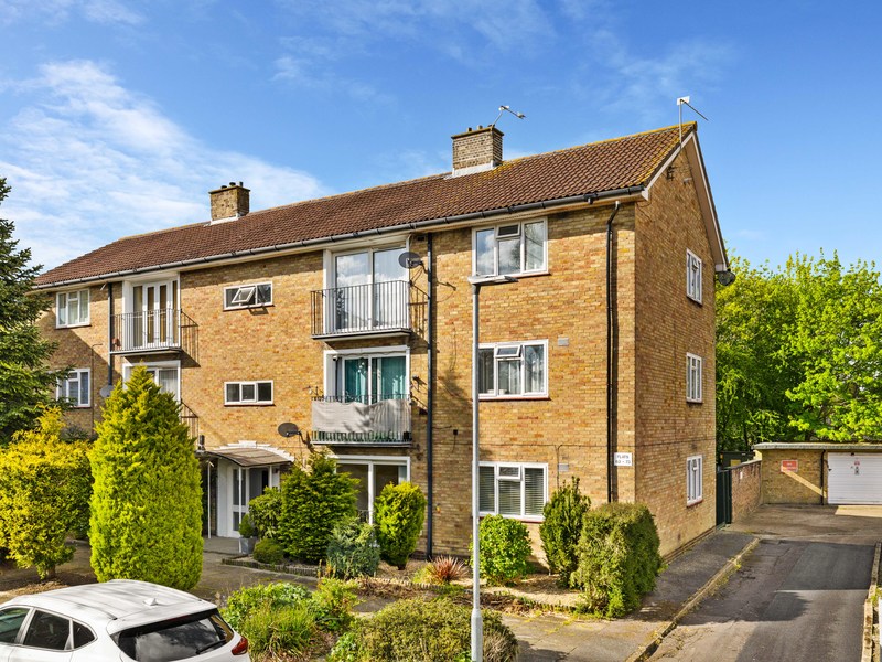 2 bed Apartment For Sale in Crawley, West Sussex - 2