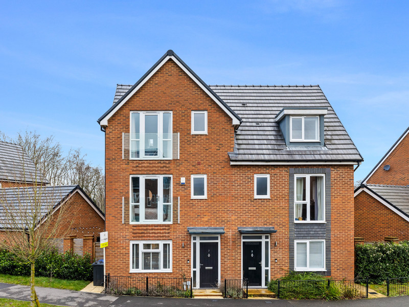 4 bed House - Semi For Sale in Crawley, West Sussex - 2