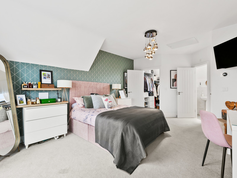 4 bed House - Semi For Sale in Crawley, West Sussex - 3