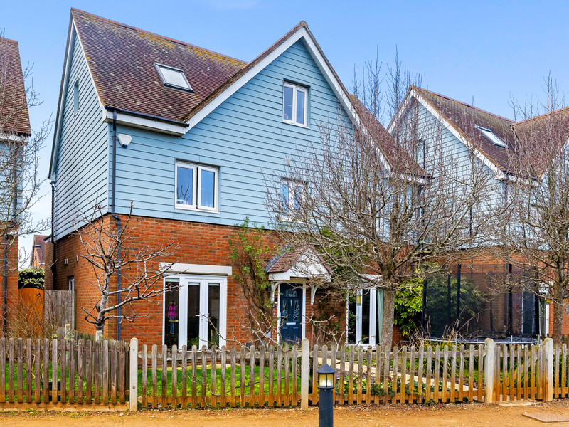 5 bed House - Detached For Sale in Redhill, Surrey - 2