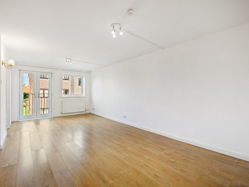 2 bed Apartment For Sale in Crawley, Surrey