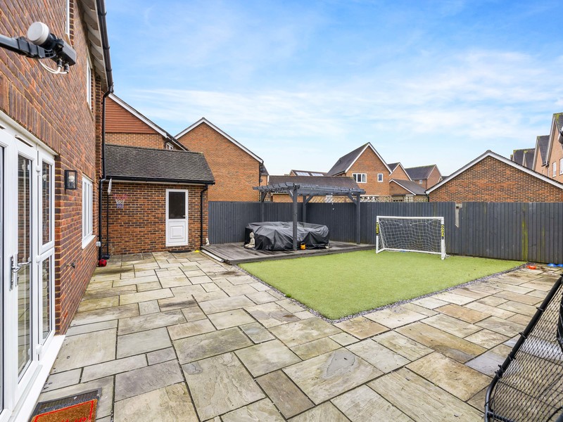 4 bed House - Detached For Sale in Horley, Surrey - 2