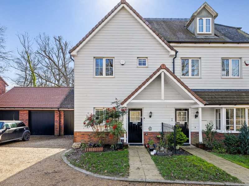 3 bed House - Semi For Sale in Crawley, West Sussex