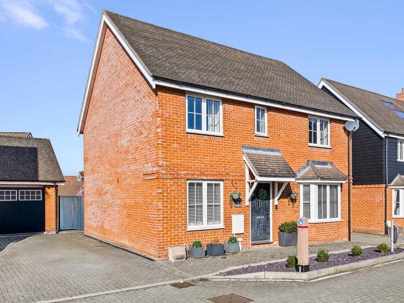 4 bed House - Detached For Sale in Horley, Surrey - 2