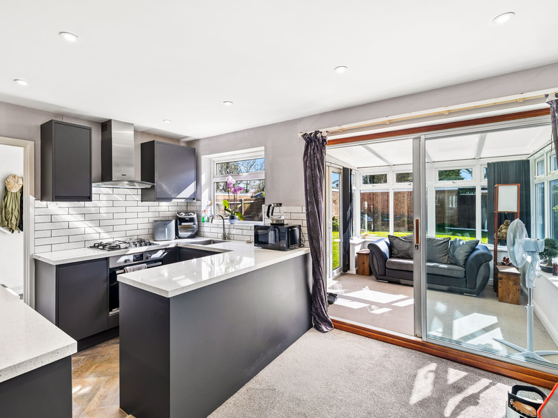 3 bed House - Detached For Sale in Horley, Surrey - 3
