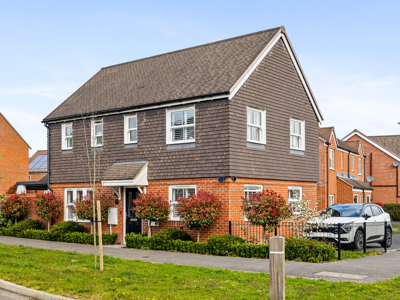 3 bed House - Detached For Sale in Horley, Surrey