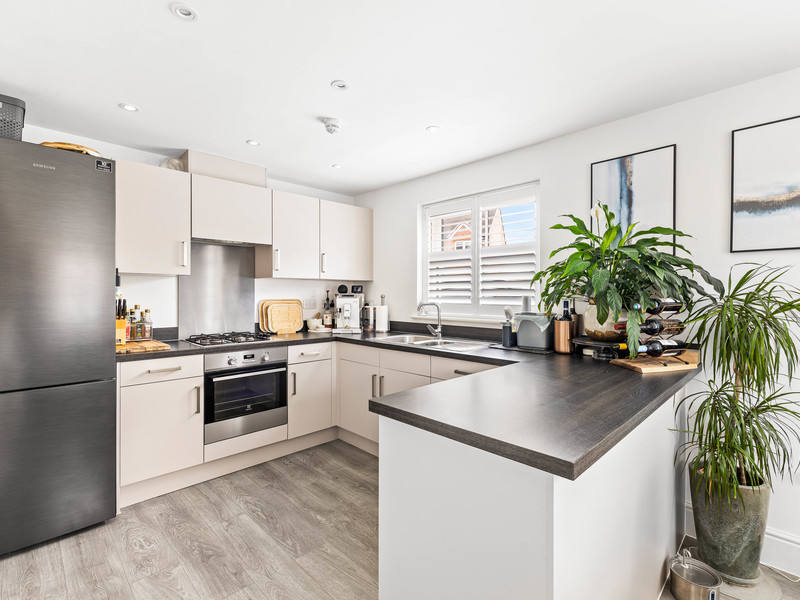 3 bed House - Detached For Sale in Horley, Surrey - 3
