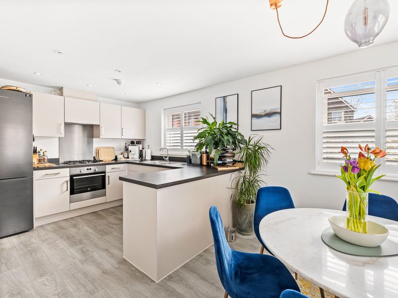 3 bed House - Detached For Sale in Horley, Surrey - 2