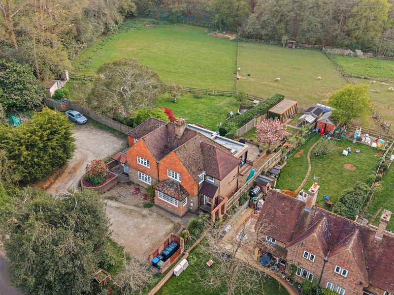 3 bed House - Semi For Sale in Redhill, Surrey - 2