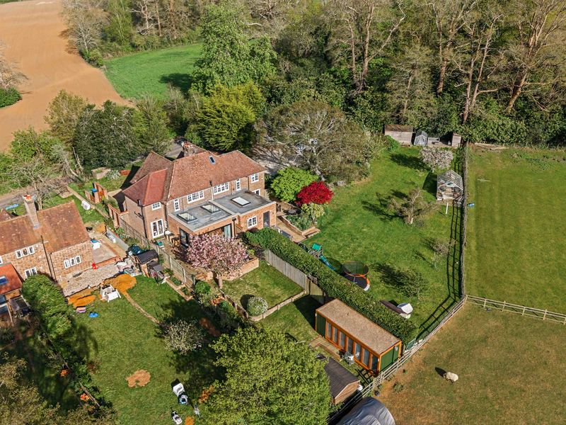 3 bed House - Semi For Sale in Redhill, Surrey