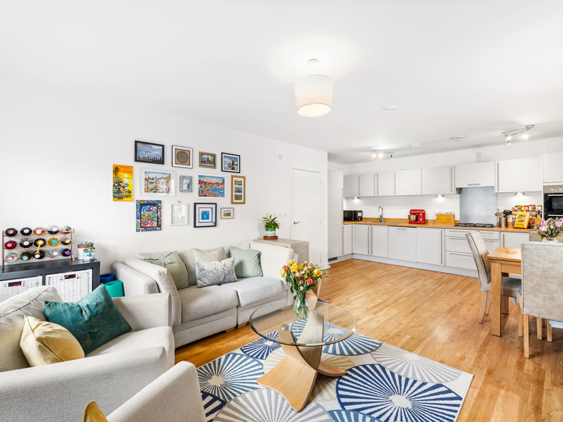 2 bed Apartment For Sale in Crawley, West Sussex