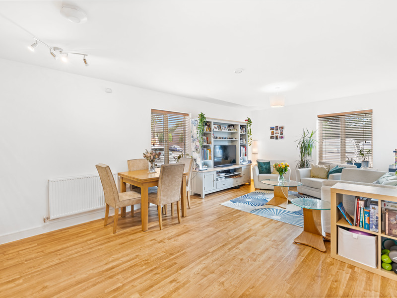 2 bed Apartment For Sale in Crawley, West Sussex - 2