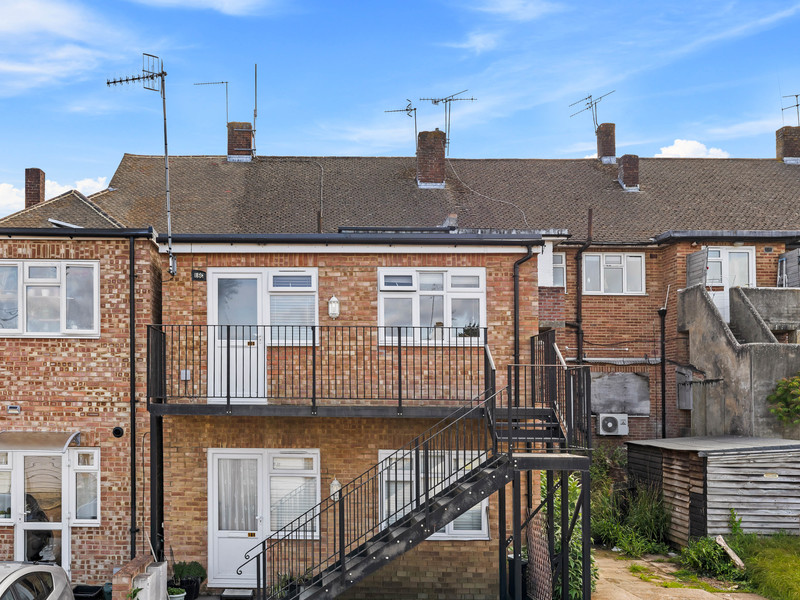 1 bed Maisonette For Rent in Reigate, Surrey - 2