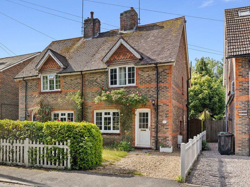 3 bed House - Semi For Rent in Horley, Surrey