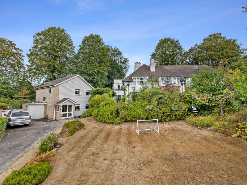 4 bed House - Detached For Sale in Woking, Surrey