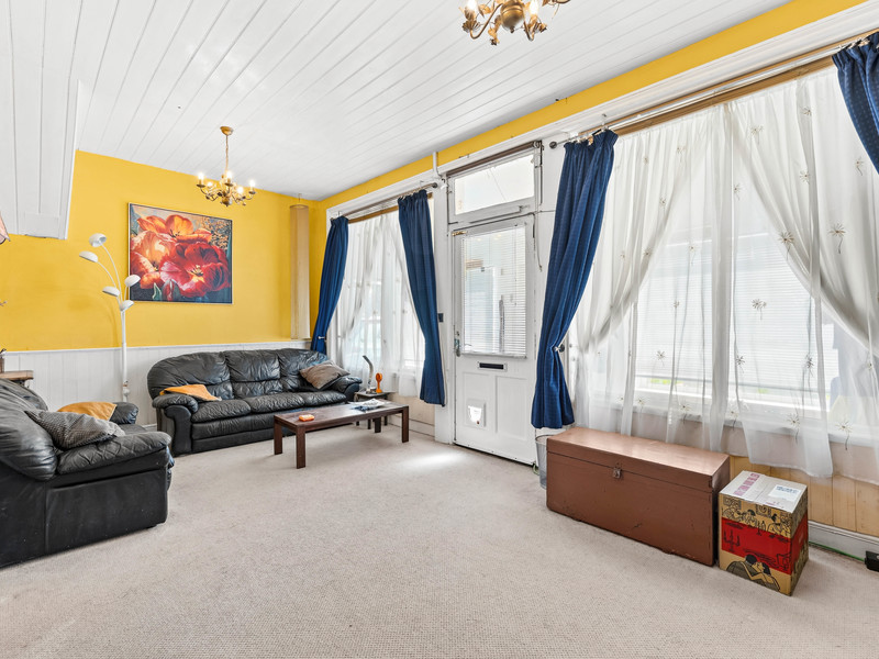 4 bed House - End Terrace For Sale in Horley, Surrey - 3