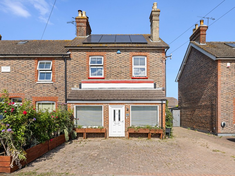 4 bed House - End Terrace For Sale in Horley, Surrey - 2