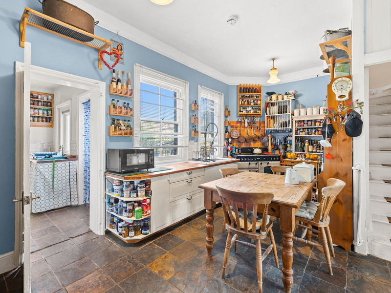 4 bed House - End Terrace For Sale in Horley, Surrey