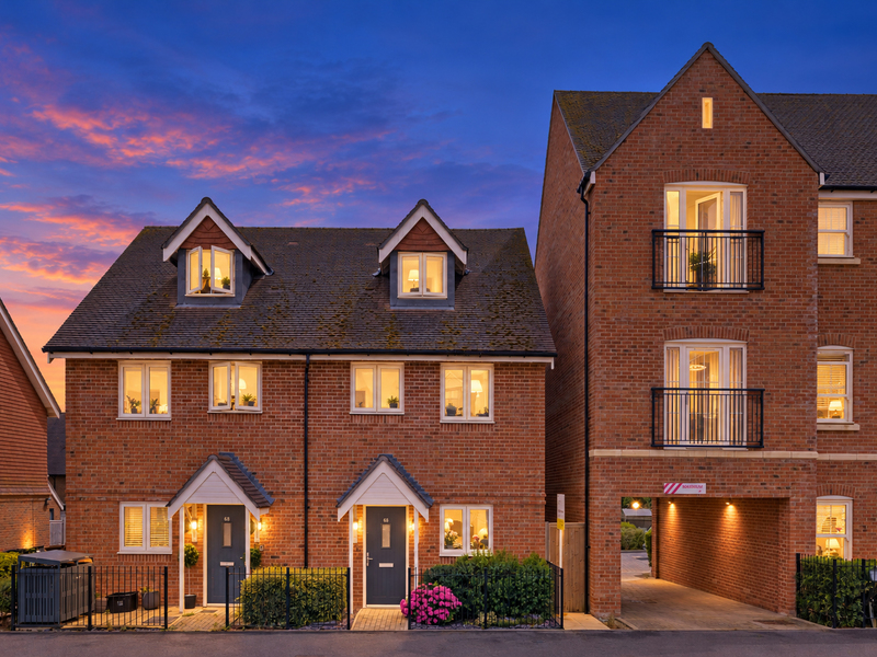3 bed House - End Terrace For Sale in Horley, Surrey