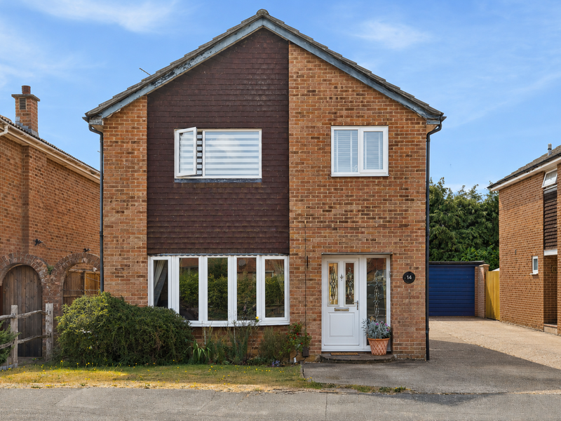 4 bed House - Detached For Sale in Horley, Surrey